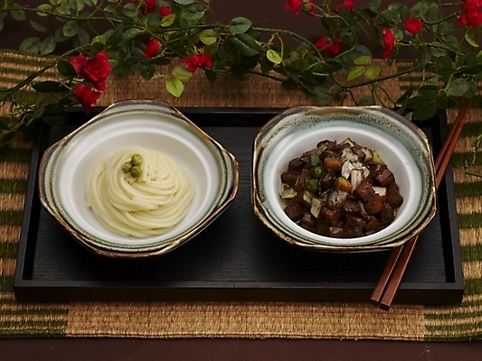 포토 JPG 스튜디오촬영 그릇 식기 접시 음식 젓가락 쟁반 실내 근접촬영 사람없음 장식 하이앵글 중식 면류 면 짜장면 간짜장 국내포토 뷰포인트 수저 내부 파일형식