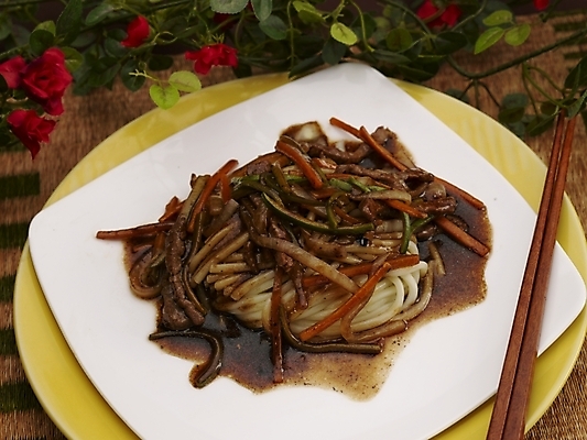 포토 JPG 스튜디오촬영 그릇 식기 접시 꽃 음식 젓가락 실내 근접촬영 사람없음 장식 하이앵글 중식 면류 면 짜장면 국내포토 식물 뷰포인트 수저 파일형식