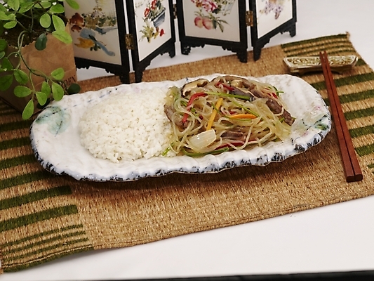 포토 JPG 스튜디오촬영 식물 그릇 식기 접시 화분 음식 젓가락 밥 실내 사람없음 장식 초록색 중식 병풍 잡채밥 국내포토 컬러 수저 내부 파일형식