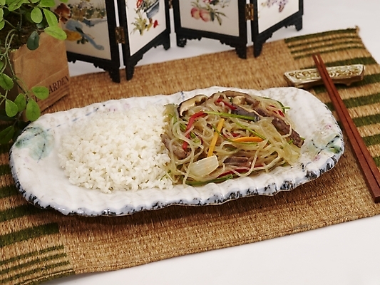 포토 JPG 스튜디오촬영 식물 그릇 식기 접시 화분 음식 젓가락 밥 실내 사람없음 장식 초록색 중식 병풍 잡채밥 국내포토 컬러 수저 내부 파일형식