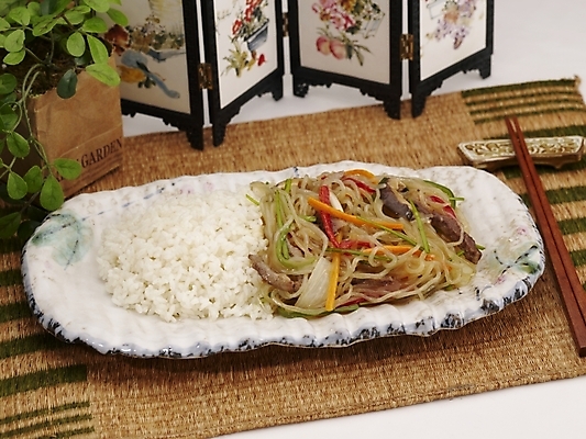 포토 JPG 스튜디오촬영 식물 그릇 식기 접시 화분 음식 젓가락 밥 실내 사람없음 장식 초록색 중식 병풍 잡채밥 국내포토 컬러 수저 내부 파일형식