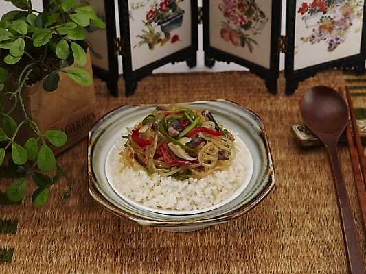 포토 JPG 스튜디오촬영 식물 그릇 식기 접시 음식 젓가락 밥 실내 근접촬영 사람없음 장식 초록색 중식 숟가락 병풍 잡채밥 국내포토 뷰포인트 컬러 수저 내부 파일형식