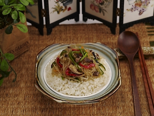 포토 JPG 스튜디오촬영 식물 그릇 식기 접시 음식 젓가락 밥 실내 근접촬영 사람없음 장식 초록색 중식 숟가락 병풍 잡채밥 국내포토 뷰포인트 컬러 수저 내부 파일형식