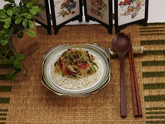 포토 JPG 스튜디오촬영 식물 그릇 식기 접시 음식 젓가락 밥 실내 근접촬영 사람없음 장식 초록색 중식 숟가락 병풍 잡채밥 국내포토 뷰포인트 컬러 수저 내부 파일형식