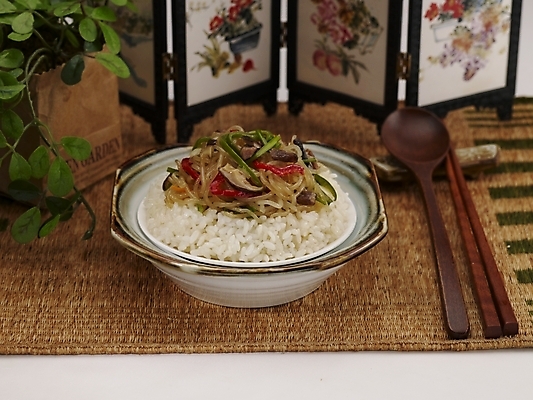 포토 JPG 스튜디오촬영 식물 그릇 식기 접시 음식 젓가락 밥 실내 근접촬영 사람없음 장식 초록색 중식 숟가락 병풍 잡채밥 국내포토 뷰포인트 컬러 수저 내부 파일형식