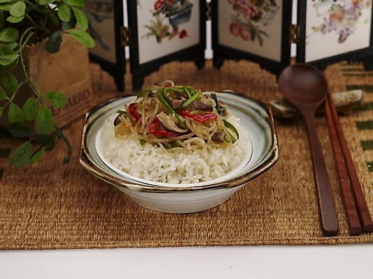 포토 JPG 스튜디오촬영 식물 그릇 식기 접시 화분 음식 젓가락 밥 실내 근접촬영 사람없음 장식 초록색 중식 숟가락 병풍 잡채밥 국내포토 뷰포인트 컬러 수저 내부 파일형식