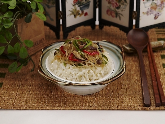 포토 JPG 스튜디오촬영 식물 그릇 식기 접시 화분 음식 젓가락 밥 실내 근접촬영 사람없음 장식 초록색 중식 숟가락 병풍 잡채밥 국내포토 뷰포인트 컬러 수저 내부 파일형식