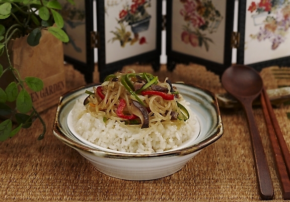 포토 JPG 스튜디오촬영 식물 그릇 식기 접시 음식 젓가락 밥 실내 근접촬영 사람없음 장식 초록색 중식 숟가락 병풍 잡채밥 국내포토 뷰포인트 컬러 수저 내부 파일형식