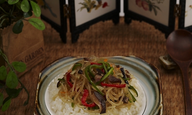 포토 JPG 스튜디오촬영 식물 그릇 식기 접시 화분 음식 밥 실내 근접촬영 사람없음 장식 초록색 중식 숟가락 병풍 잡채밥 국내포토 뷰포인트 컬러 수저 내부 파일형식