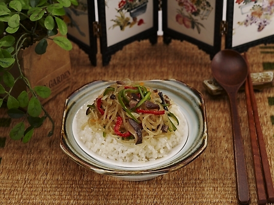 포토 JPG 스튜디오촬영 식물 그릇 식기 접시 음식 젓가락 밥 실내 근접촬영 사람없음 장식 초록색 중식 숟가락 병풍 잡채밥 국내포토 뷰포인트 컬러 수저 내부 파일형식