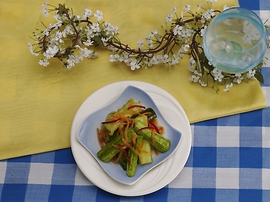 포토 JPG 스튜디오촬영 그릇 식기 접시 꽃 음식 실내 근접촬영 사람없음 장식 하이앵글 중식 식탁보 오이초절임 국내포토 식물 뷰포인트 내부 절임 파일형식