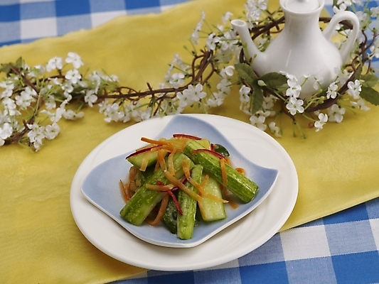 포토 JPG 스튜디오촬영 그릇 식기 접시 꽃 음식 실내 근접촬영 사람없음 장식 하이앵글 중식 식탁보 오이초절임 국내포토 식물 뷰포인트 내부 절임 파일형식