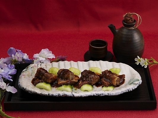 포토 JPG 스튜디오촬영 그릇 식기 접시 꽃 음식 술잔 술병 쟁반 실내 돼지고기 근접촬영 사람없음 장식 중식 청경채 빨간배경 국내포토 식물 뷰포인트 백그라운드 채소 병_용기 잔 주류 육류 내부 빨간색 파일형식