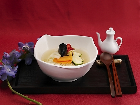 포토 JPG 스튜디오촬영 그릇 식기 접시 음식 젓가락 새우 쟁반 실내 사람없음 장식 중식 숟가락 버섯 흰색 면류 면 짬뽕 백짬뽕 국내포토 컬러 수저 갑각류 내부 파일형식