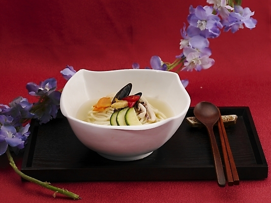 포토 JPG 스튜디오촬영 그릇 식기 접시 꽃 음식 젓가락 쟁반 실내 사람없음 장식 중식 숟가락 버섯 면류 면 홍합 짬뽕 백짬뽕 국내포토 식물 어패류 수저 내부 파일형식