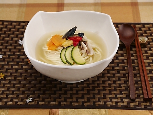 포토 JPG 스튜디오촬영 그릇 식기 접시 음식 젓가락 실내 사람없음 장식 중식 숟가락 버섯 흰색 면류 면 홍합 짬뽕 백짬뽕 국내포토 컬러 어패류 수저 내부 파일형식