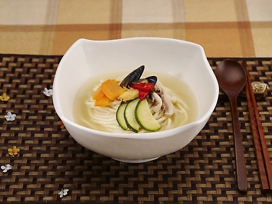 포토 JPG 스튜디오촬영 그릇 식기 접시 음식 젓가락 실내 사람없음 장식 중식 숟가락 버섯 흰색 면류 면 홍합 짬뽕 백짬뽕 국내포토 컬러 어패류 수저 내부 파일형식