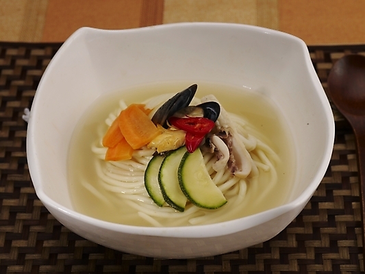 포토 JPG 스튜디오촬영 그릇 식기 접시 음식 젓가락 실내 사람없음 장식 중식 버섯 흰색 면류 면 홍합 짬뽕 백짬뽕 국내포토 컬러 어패류 수저 내부 파일형식