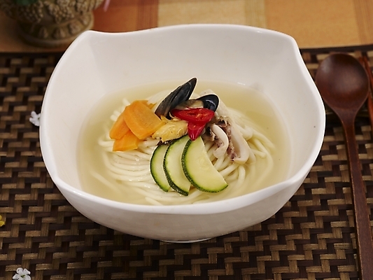 포토 JPG 스튜디오촬영 그릇 식기 접시 음식 실내 사람없음 장식 중식 숟가락 버섯 흰색 면류 면 홍합 짬뽕 백짬뽕 국내포토 컬러 어패류 수저 내부 파일형식