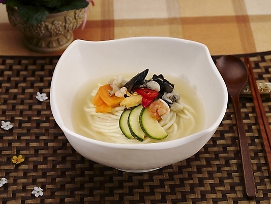 포토 JPG 스튜디오촬영 그릇 식기 접시 음식 젓가락 새우 실내 사람없음 장식 중식 숟가락 버섯 흰색 면류 면 짬뽕 백짬뽕 국내포토 컬러 수저 갑각류 내부 파일형식