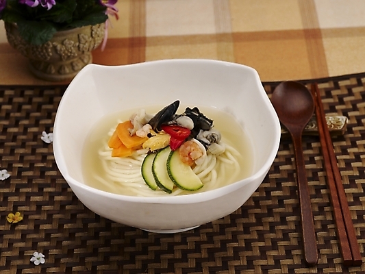 포토 JPG 스튜디오촬영 그릇 식기 접시 음식 젓가락 새우 실내 사람없음 장식 중식 숟가락 버섯 흰색 면류 면 짬뽕 백짬뽕 국내포토 컬러 수저 갑각류 내부 파일형식