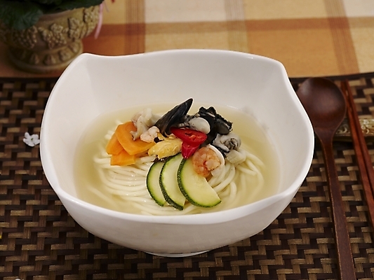 포토 JPG 스튜디오촬영 그릇 식기 접시 음식 젓가락 새우 실내 사람없음 장식 중식 숟가락 버섯 흰색 면류 면 짬뽕 백짬뽕 국내포토 컬러 수저 갑각류 내부 파일형식