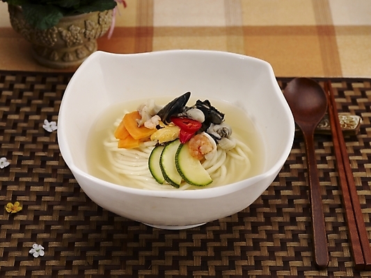 포토 JPG 스튜디오촬영 그릇 식기 접시 음식 젓가락 새우 실내 사람없음 장식 중식 숟가락 버섯 흰색 면류 면 짬뽕 백짬뽕 국내포토 컬러 수저 갑각류 내부 파일형식