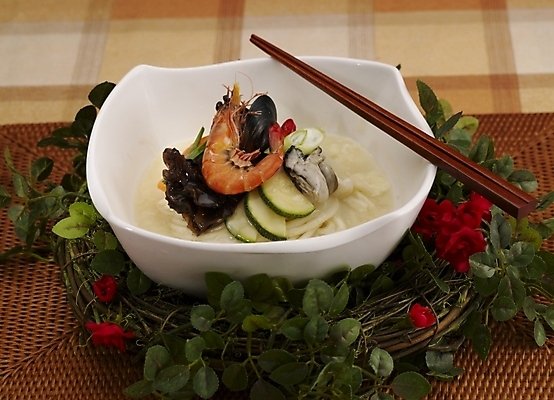 포토 JPG 스튜디오촬영 그릇 식기 접시 꽃 음식 젓가락 새우 실내 근접촬영 사람없음 장식 초록색 중식 버섯 흰색 면류 면 짬뽕 백짬뽕 국내포토 식물 뷰포인트 컬러 수저 갑각류 내부 파일형식