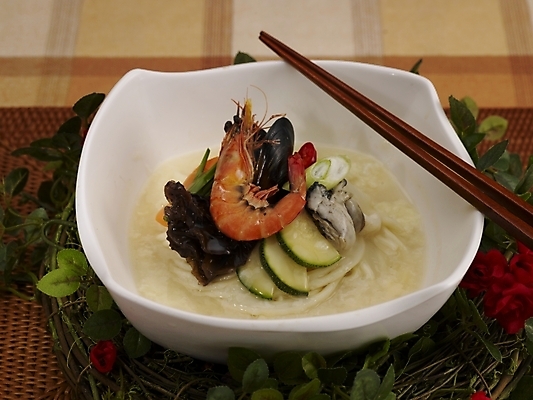 포토 JPG 스튜디오촬영 그릇 식기 접시 음식 젓가락 새우 실내 근접촬영 사람없음 장식 초록색 중식 버섯 흰색 면류 면 짬뽕 백짬뽕 국내포토 뷰포인트 컬러 수저 갑각류 내부 파일형식