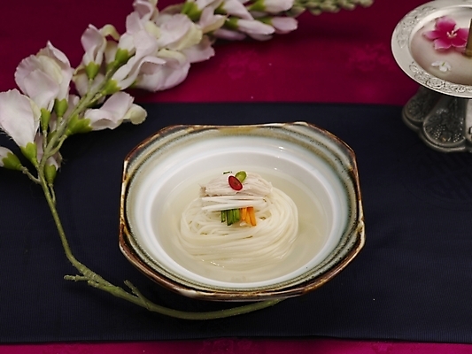 포토 JPG 스튜디오촬영 그릇 식기 접시 꽃 음식 실내 근접촬영 사람없음 장식 중식 면류 면 촛대 기스면 국내포토 식물 뷰포인트 내부 파일형식