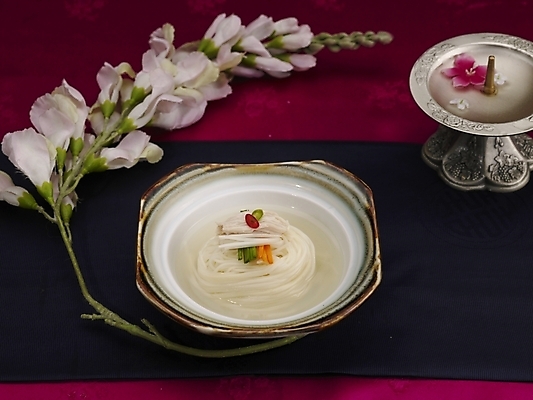 포토 JPG 스튜디오촬영 그릇 식기 접시 꽃 음식 실내 사람없음 장식 중식 면류 면 촛대 기스면 국내포토 식물 내부 파일형식