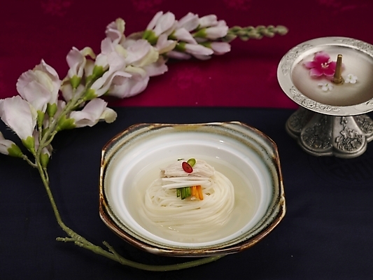 포토 JPG 스튜디오촬영 그릇 식기 접시 꽃 음식 실내 근접촬영 사람없음 장식 가로 중식 면류 면 촛대 기스면 국내포토 식물 뷰포인트 내부 파일형식