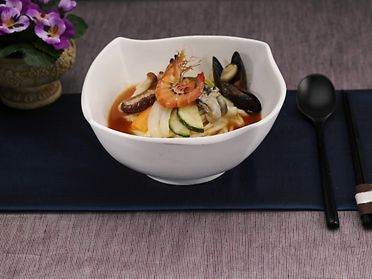 포토 JPG 스튜디오촬영 그릇 식기 접시 꽃 음식 젓가락 실내 사람없음 장식 가로 중식 숟가락 흰색 면류 면 짬뽕 삼선짬뽕 국내포토 식물 컬러 수저 파일형식