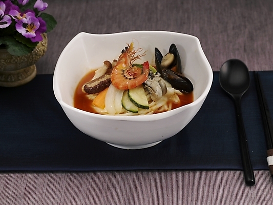 포토 JPG 스튜디오촬영 그릇 식기 접시 꽃 음식 젓가락 실내 사람없음 장식 가로 중식 숟가락 흰색 면류 면 짬뽕 삼선짬뽕 국내포토 식물 컬러 수저 파일형식