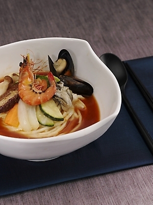 포토 JPG 스튜디오촬영 그릇 식기 접시 음식 젓가락 실내 사람없음 장식 세로 중식 숟가락 흰색 면류 면 짬뽕 삼선짬뽕 국내포토 컬러 수저 내부 파일형식