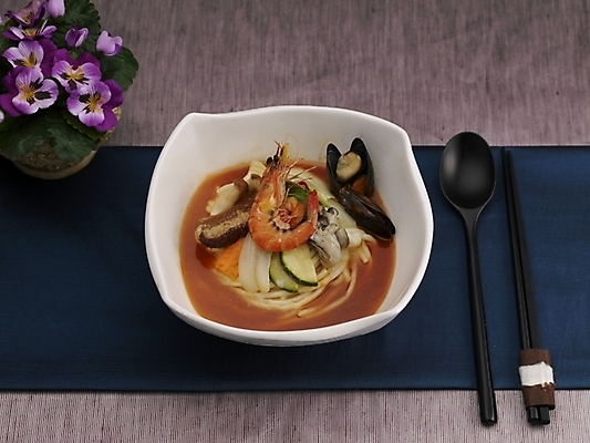 포토 JPG 스튜디오촬영 그릇 식기 접시 음식 젓가락 실내 사람없음 장식 가로 중식 숟가락 흰색 면류 면 짬뽕 삼선짬뽕 국내포토 컬러 수저 내부 파일형식