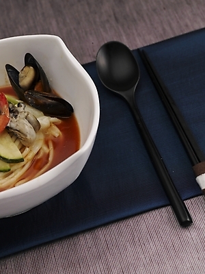 포토 JPG 스튜디오촬영 그릇 식기 접시 음식 젓가락 실내 근접촬영 사람없음 장식 세로 중식 숟가락 흰색 면류 면 짬뽕 삼선짬뽕 국내포토 뷰포인트 컬러 수저 파일형식