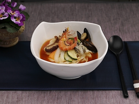 포토 JPG 스튜디오촬영 그릇 식기 접시 꽃 음식 젓가락 실내 사람없음 장식 가로 중식 숟가락 흰색 면류 면 짬뽕 삼선짬뽕 국내포토 식물 컬러 수저 파일형식