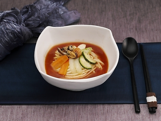 포토 JPG 스튜디오촬영 그릇 식기 접시 꽃 음식 젓가락 실내 사람없음 장식 가로 중식 숟가락 흰색 면류 면 짬뽕 삼선짬뽕 국내포토 식물 컬러 수저 파일형식