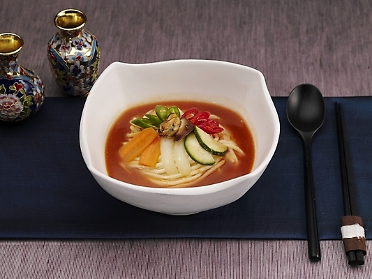 포토 JPG 스튜디오촬영 그릇 식기 접시 음식 젓가락 실내 사람없음 장식 가로 중식 숟가락 흰색 면류 면 짬뽕 삼선짬뽕 국내포토 컬러 수저 내부 파일형식