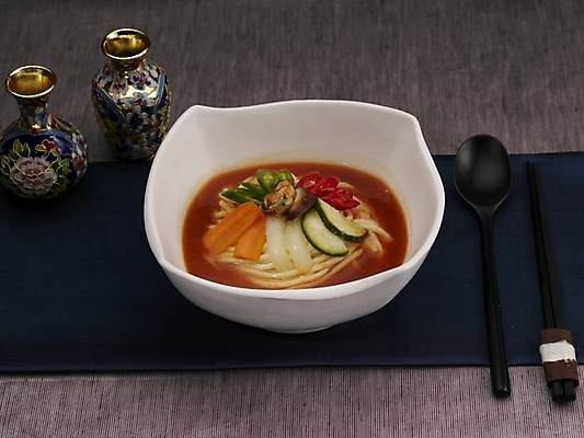 포토 JPG 스튜디오촬영 그릇 식기 접시 음식 젓가락 실내 사람없음 장식 가로 중식 숟가락 흰색 면류 면 짬뽕 호리병 삼선짬뽕 국내포토 컬러 병_용기 수저 내부 파일형식