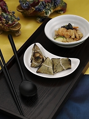 포토 JPG 스튜디오촬영 그릇 식기 접시 음식 젓가락 밥 실내 근접촬영 사람없음 장식 세로 중식 숟가락 흰색 대나무연잎찰밥 국내포토 뷰포인트 컬러 수저 파일형식