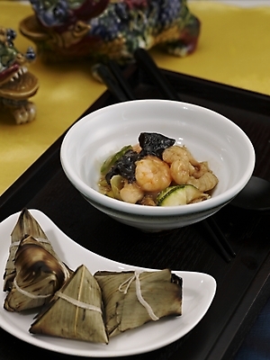 포토 JPG 스튜디오촬영 그릇 식기 접시 음식 젓가락 밥 실내 근접촬영 사람없음 장식 세로 중식 숟가락 흰색 대나무연잎찰밥 국내포토 뷰포인트 컬러 수저 파일형식