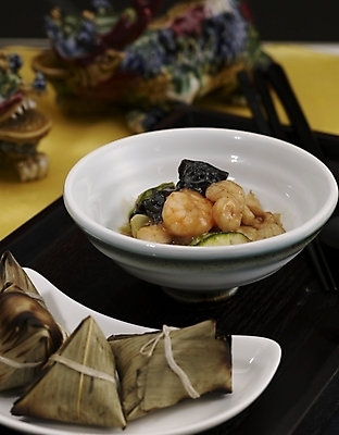 포토 JPG 스튜디오촬영 그릇 식기 접시 음식 젓가락 밥 실내 근접촬영 사람없음 장식 세로 중식 숟가락 흰색 대나무연잎찰밥 국내포토 뷰포인트 컬러 수저 내부 파일형식