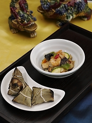 포토 JPG 스튜디오촬영 그릇 식기 접시 음식 젓가락 밥 실내 근접촬영 사람없음 장식 세로 중식 흰색 대나무연잎찰밥 국내포토 뷰포인트 컬러 수저 내부 파일형식