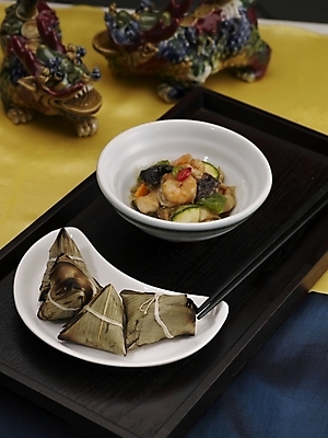 포토 JPG 스튜디오촬영 그릇 식기 접시 음식 젓가락 밥 실내 근접촬영 사람없음 장식 세로 중식 흰색 대나무연잎찰밥 국내포토 뷰포인트 컬러 수저 파일형식