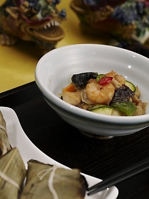 포토 JPG 스튜디오촬영 그릇 식기 접시 음식 젓가락 밥 실내 근접촬영 사람없음 장식 세로 중식 흰색 대나무연잎찰밥 국내포토 뷰포인트 컬러 수저 파일형식