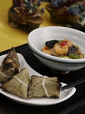 포토 JPG 스튜디오촬영 그릇 식기 접시 음식 젓가락 밥 실내 근접촬영 사람없음 장식 세로 중식 흰색 대나무연잎찰밥 국내포토 뷰포인트 컬러 수저 내부 파일형식