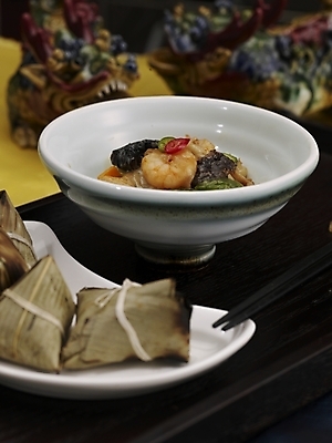 포토 JPG 스튜디오촬영 그릇 식기 접시 음식 젓가락 밥 실내 근접촬영 사람없음 장식 세로 중식 흰색 대나무연잎찰밥 국내포토 뷰포인트 컬러 수저 파일형식