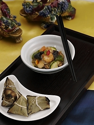 포토 JPG 스튜디오촬영 그릇 식기 접시 음식 젓가락 밥 실내 근접촬영 사람없음 장식 세로 중식 흰색 대나무연잎찰밥 국내포토 뷰포인트 컬러 수저 내부 파일형식